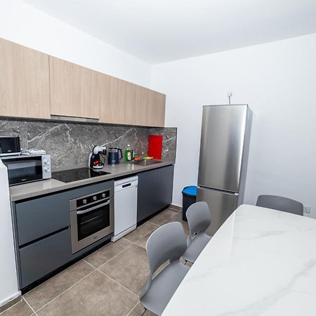 Charming Corner Apartment With Country View 2Br セント・ポールズ・ベイ エクステリア 写真