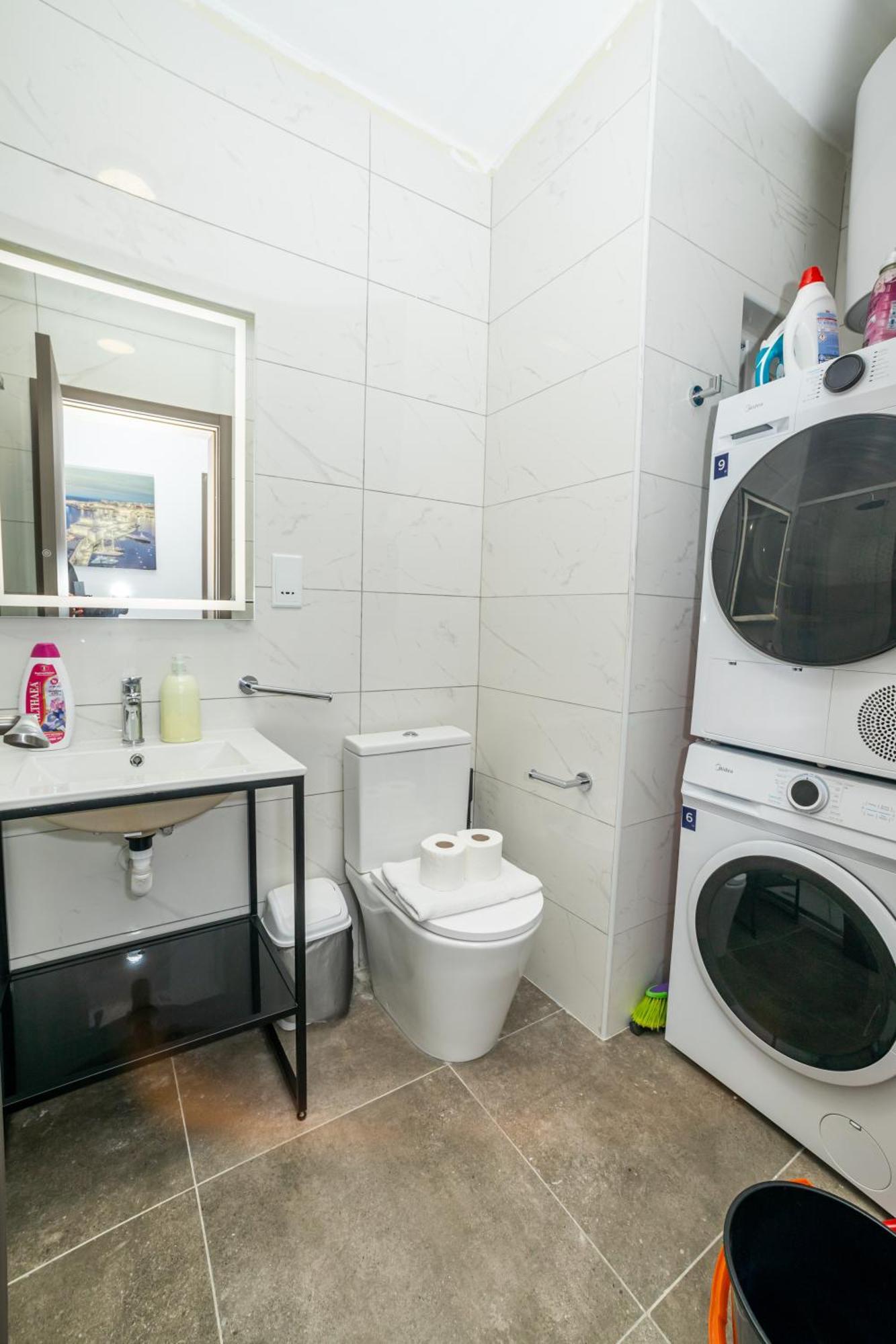 Charming Corner Apartment With Country View 2Br セント・ポールズ・ベイ エクステリア 写真
