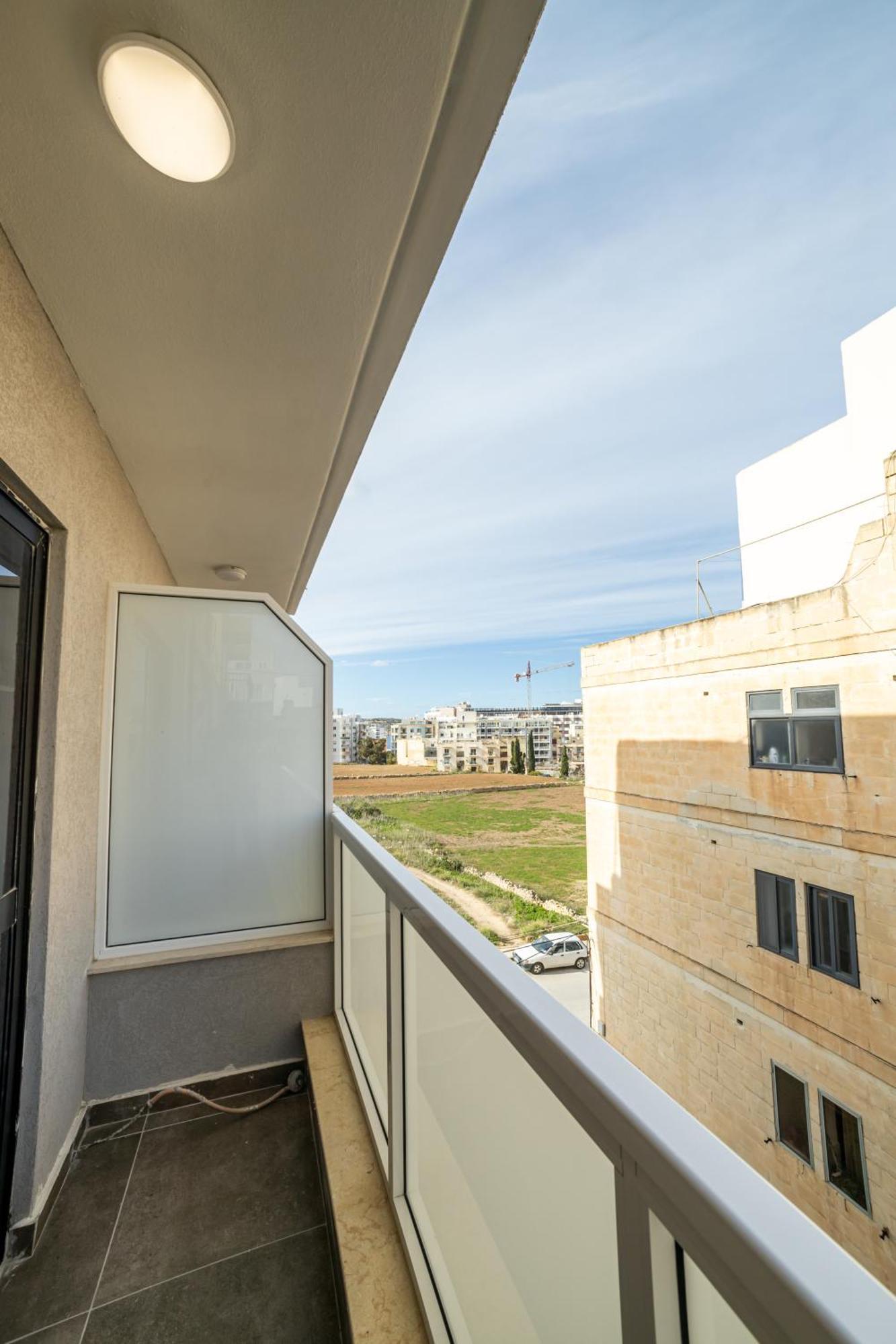 Charming Corner Apartment With Country View 2Br セント・ポールズ・ベイ エクステリア 写真
