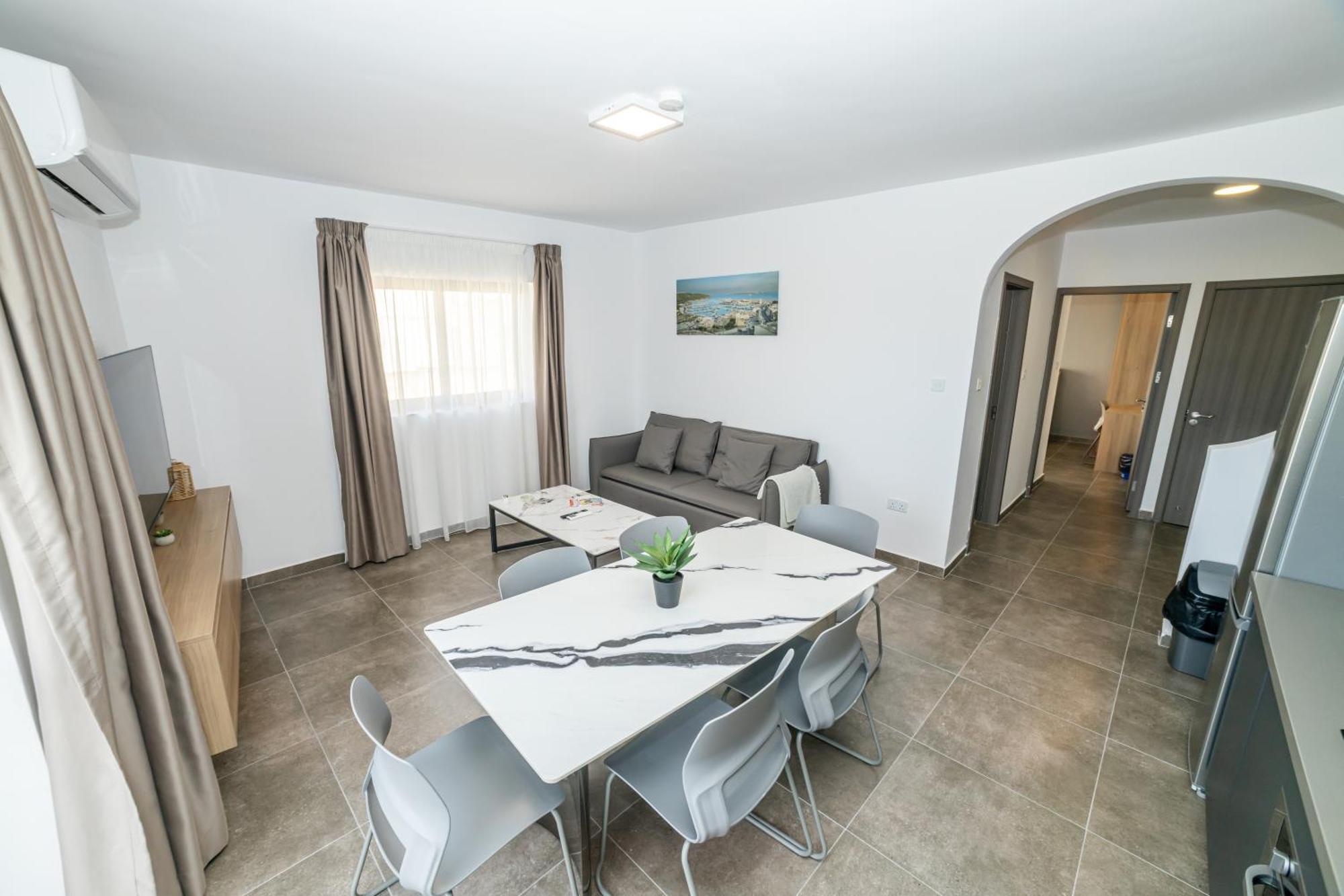 Charming Corner Apartment With Country View 2Br セント・ポールズ・ベイ エクステリア 写真