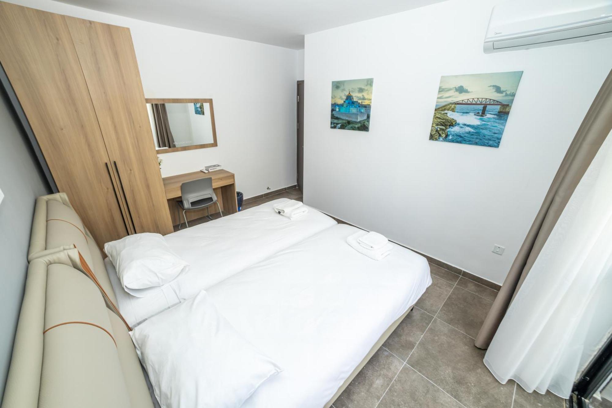 Charming Corner Apartment With Country View 2Br セント・ポールズ・ベイ エクステリア 写真